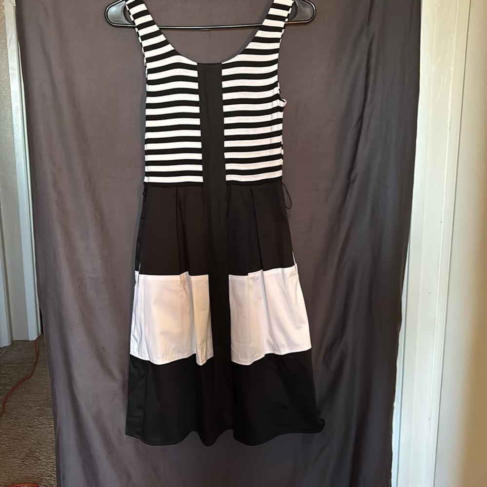 Venus black/white dress - Picture 7 of 8